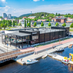 Maljalahden puolella satamaa sijaitsevasta terassiravintola Bona BBQ:sta avautuvat hulppeat maisemat, joiden äärellä kelpaa nauttia hyvästä ruuasta ja juomasta. Ruokalistalla on monipuolinen valikoima erilaisia lihoja grillistä aidolla savun maulla ryyditettynä, mutta myös salaatteja ja pikkusuolaista.