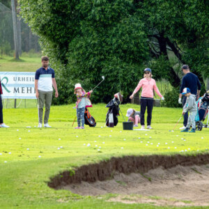 Tarina Golfin harjoituskentillä voi harjoitella vapaasti ilman ajanvarausta tai maksua. Varsinaisen 18-väyläisen kentän pelaaminen vaatii green cardin ja jäsenyyden. Pelaaja voi ostaa yksittäisen kierroksen tai pelioikeuden, joka alle 16-vuotiaille maksaa 220 euroa. Alle 13-vuotiaat pelaavat ilmaiseksi.