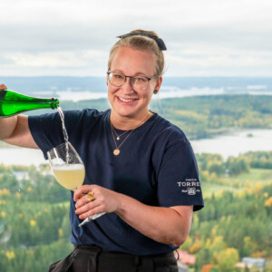 Tehtävässään elokuussa aloittanut Puijon Torniravintolan palveluvastaava Laura Hyttisen näkökulma ainutlaatuiseen työympäristöön on vilpittömän innostunut.